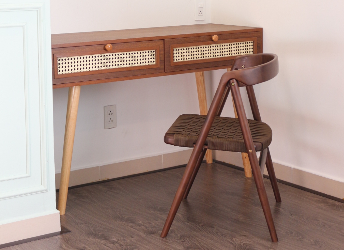 折りたたんでどこにでも持ち運べる機能性と、長時間座れる快適性、そしてお部屋を上質にスタイリングするデザインを備えています。 - ORIORI chair & table